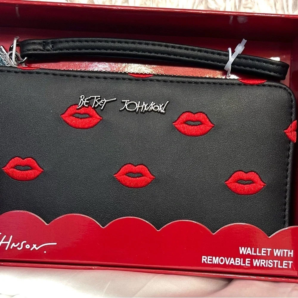 💋💋BETSEY JOHNSON STUNNING LIP ZIP AROUND WALLET/WRISTLET💋💋NWT